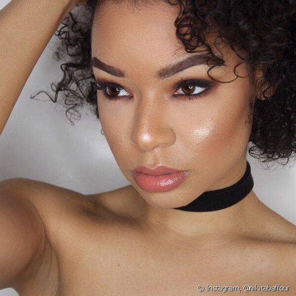 Esfumado marrom, batom nude e iluminador são uma combinação ideal para a maquiagem para pele negra (Foto: Instagram @nikitabaffour)
